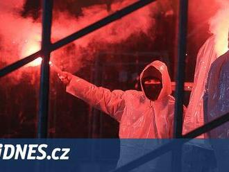 Budějovičtí fanoušci zlobili v Plzni dýmovnicemi, Dynamo jim zavře kotel