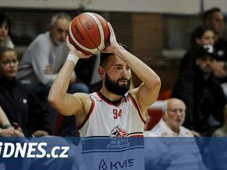 Pardubické basketbalisty svírá křeč. Sport neoblafnete, řekl trenér