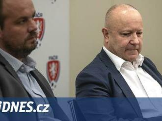 Hra kolem trenéra fotbalistů. Proč inaugurace na poslední chvíli padla?