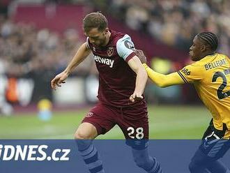 West Ham s českým duem vyhrál, ztráta Liverpoolu poslala do čela Arsenal