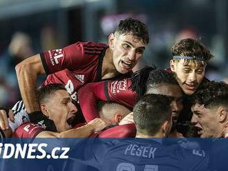 Sparta - Teplice 2:1, domácí skóre otočili i v deseti, v závěru rozhodl Olatunji