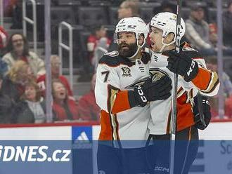 Gudas za Anaheim otevíral skóre, blízko gólu byl i brankář Dostál