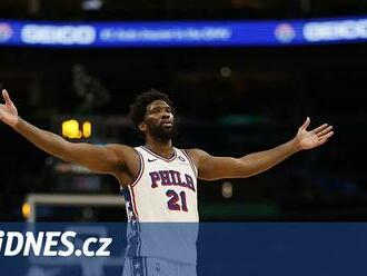 Embiid přijde minimálně o vánoční duel, kvůli zranění na Floridu neletěl