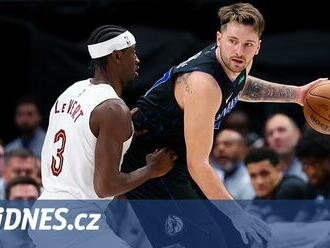 Cleveland v závěru otočil zápas NBA v Dallasu, Philadelphia uspěla i bez Embiida