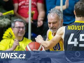 Čtyři body pro Trojana. Opavští basketbalisté i s přispěním herce porazili Písek