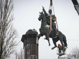 Na Ukrajine 'padol' ďalší komunista. Monumentálnu sochu sovietskeho vodcu rozobrali