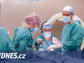 Skočil ze 14. patra, zázrakem přežil. Těší se na Vánoce, které už neměl zažít