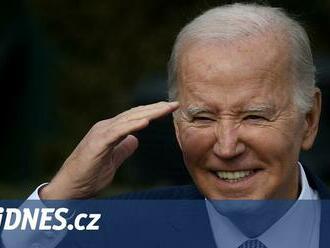 Biden podepsal nejvíc peněz na armádu za 20 let a zablokoval Trumpa kvůli NATO