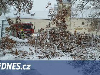 Bez proudu jsou stále desetitisíce odběrných míst. Opravy vedení ztěžuje počasí