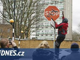 Policie zadržela muže, který z londýnské ulice zřejmě odcizil dílo Banksyho