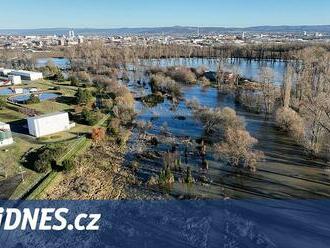 Hladina Moravy opadá, v Olomouci řeka klesla na druhý povodňový stupeň