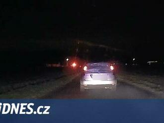 Muž několikrát ujížděl před policií, řídil při tom zdrogovaný i převážel dítě