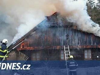 V šumavském Srní hoří dřevěná roubenka u Klostermannovy chaty