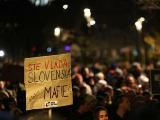 Tisíce ľudí zaplnili Námestie slobody. Opozícia zvolala protest proti rušeniu špeciálnej prokuratúry