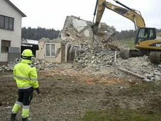 Z minúty na minútu nemáte nič. V Baškovciach začali s búraním prvého domu poškodeného zemetrasením