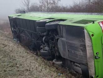 Pri Dargove sa prevrátil autobus z Ukrajiny, zranilo sa deväť osôb vrátane detí. Úsek je neprejazdný