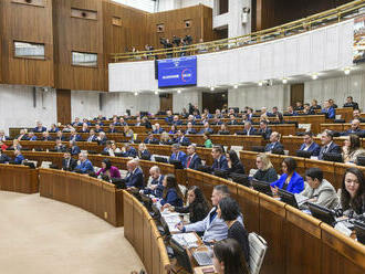 SNS si vydupalo nové ministerstvo. Opozícia lamentuje a obracia sa na prezidentku, športové zväzy oslavujú