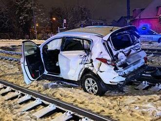 Na priecestí na Ivanskej ceste v Bratislave sa zrazilo auto s vlakom, železničná doprava stojí