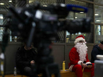 Opitý vodič v obleku Santa Clausa nabúral v nemeckej obci autom do domu