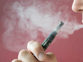 E-cigarety môžu u mladých spôsobiť závislosť od nikotínu