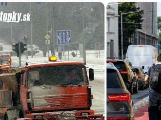 Slováci išli do kolien: Odhŕňať sneh na nový cyklochodník alebo na električkovú trať? Toto odkazujú primátorovi Vallovi