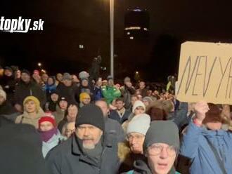 Opozičné strany zorganizovali protest pred Úradom vlády: Protestovali proti zrušeniu Úradu špeciálnej prokuratúry