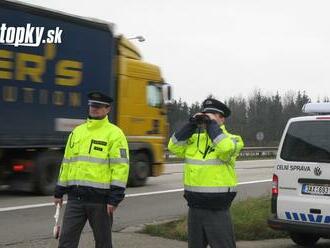 Colníci odhalili v autobuse vo Vyšnom Nemeckom päť miliónov českých korún