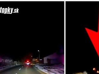 Polícia nahrala na VIDEO naháňačku ako z filmu: Vodič na Záhorí unikal mužom zákona 160-kilometrovou rýchlosťou