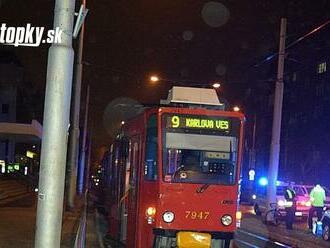 V Bratislave došlo k zrážke električky s chodkyňou aj osobného auta s autobusom