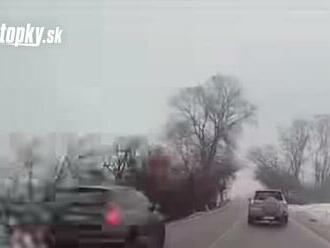 Odvážny, slepý alebo hlúpy! VIDEO Vodič predbehol policajtov pri Zbyňove cez plnú čiaru, tí mu to spočítali