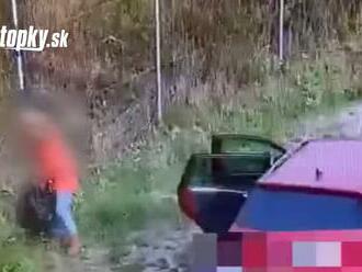 Že sa nehanbí! VIDEO Sedemdesiatnička nadrzovku vysypala pri diaľnici vrece plné odpadkov