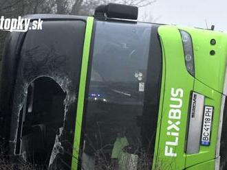 AKTUÁLNE V okrese Trebišov sa prevrátil autobus, zasahujú tam hasiči i záchranári