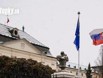 Úrad vlády vyvesil čiernu vlajku na znak solidarity s Českou republikou: Rozsvietil sa aj Bratislavský hrad