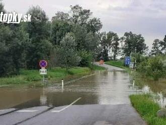 Na Slovensko prišla ďalšia POVODŇOVÁ vlna: Zaplavená cesta na Záhorí! Týmto úsekom neprejdete