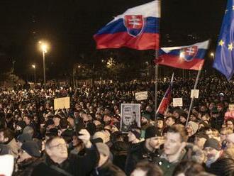 Pred úradom vlády protestovali stovky ľudí: Nesúhlasia so zrušením špeciálnej prokuratúry