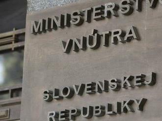 Rozruch pri budove ministerstva: Zábery priamo z miesta! Zasahovala polícia