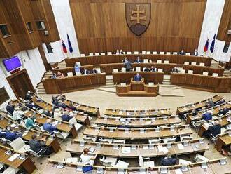 Poslanci majú za sebou náročnú noc: Rokovania však aj naďalej pokračujú