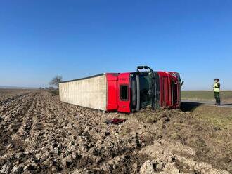 DOPLNENÉ - FOTO: Na rovnom úseku zišiel mimo cesty, kamionista bol opitý