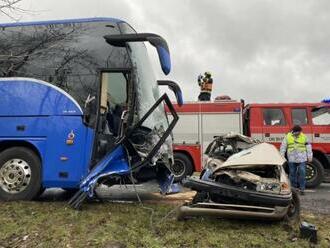 Nedaleko Nepomuku se srazilo osobní auto a autobus, jeden člověk zemřel