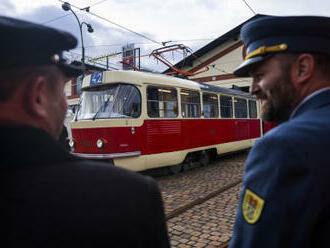 V Praze dnes poprvé vyjede historická tramvaj Tatra K2