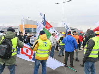 Na demonstraci před Nexen u Žatce, kde se stávkuje, dorazilo přes 200 lidí