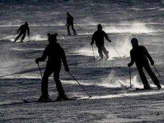 Návštěvnost skiareálů byla o víkendu vysoká, přibylo také úrazů