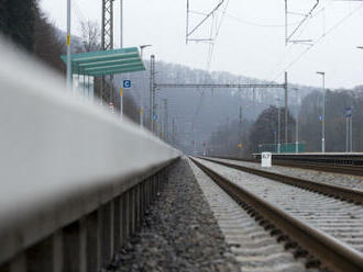 Na železničním koridoru Praha–Kolín u Velimi srazil vlak člověka, provoz stál