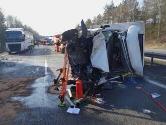 Na 5. km D5 ve směru na Prahu havarovalo nákladní auto, provoz na dálnici stojí