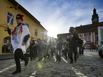 Masopustní průvod v Pelhřimově se konal v neobvyklou dobu, kvůli prázdninám