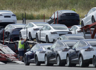 Tesla v USA svolává přes 360.000 aut kvůli softwaru pro automatické řízení