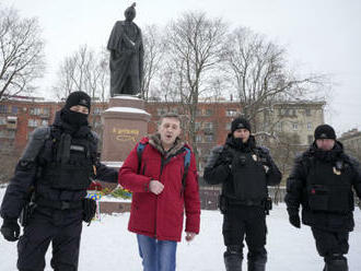 V různých městech Ruska se na výročí invaze na Ukrajinu konají akce proti válce