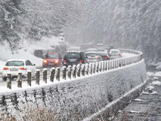 Do Česka se vrátila zima, sněžení omezuje dopravu na Harrachov