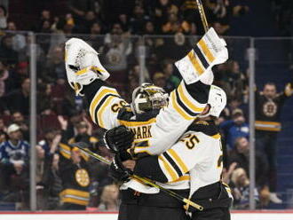 Brankář Ullmark v NHL gólem přes celé hřiště zpečetil výhru Bostonu