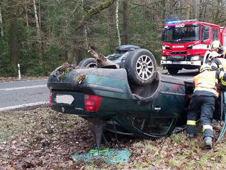 Na silnici z Velin do Borohrádku řidič skončil s osobním vozem v příkopu a utrpěl snad jen lehčí…